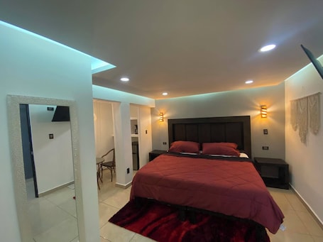 Tabla de planchar con plancha, wifi gratis y ropa de cama . Hotel Flores