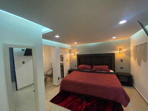 Business Room, 1 King Bed | Iron/ironing board, free WiFi, bed sheets