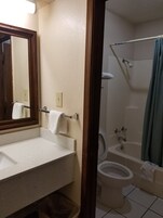 Escritorio, cortinas blackout y tabla de planchar con plancha 