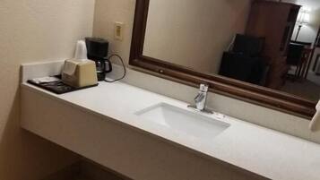 Combined shower/tub, free toiletries, hair dryer, towels