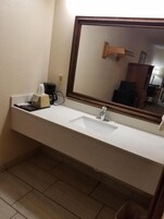 Bañera con ducha, artículos de tocador gratuitos, secador de pelo