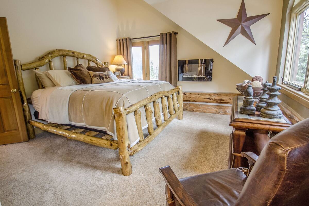 Luxury Room, 1 King Bed, Balcony, Mountain View | Premium bedding, down duvets, Tempur-Pedic beds, free WiFi