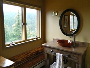 Chambre luxueuse, 1 très grand lit, salle de bain privée, vue sur la montagne | Salle de bain | Ensemble baignoire-douche, articles de toilette (gratuits)