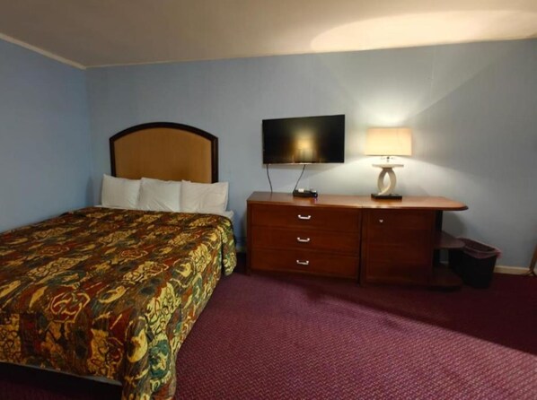 Room, 1 Queen Bed, Non Smoking | Iron/ironing board, free WiFi, bed sheets