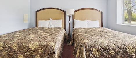 Tabla de planchar con plancha, wifi gratis y ropa de cama