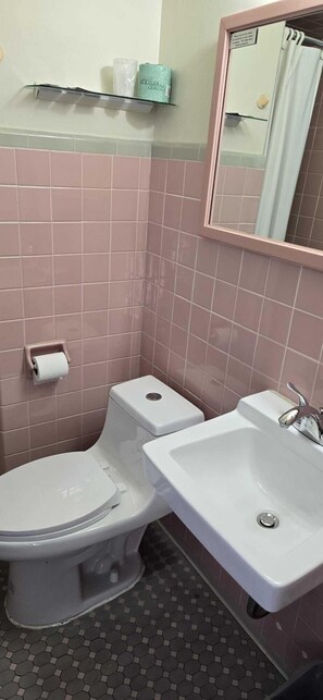Kamar, 1 Tempat Tidur Queen, Bebas Asap Rokok | Kamar mandi | Kombinasi shower/bathtub, perlengkapan mandi gratis,  dan handuk