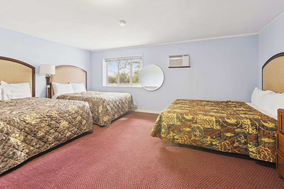 Kamar, Bebas Asap Rokok (3 Full Beds) | Setrika/meja setrika, Wi-Fi gratis, dan seprai linen