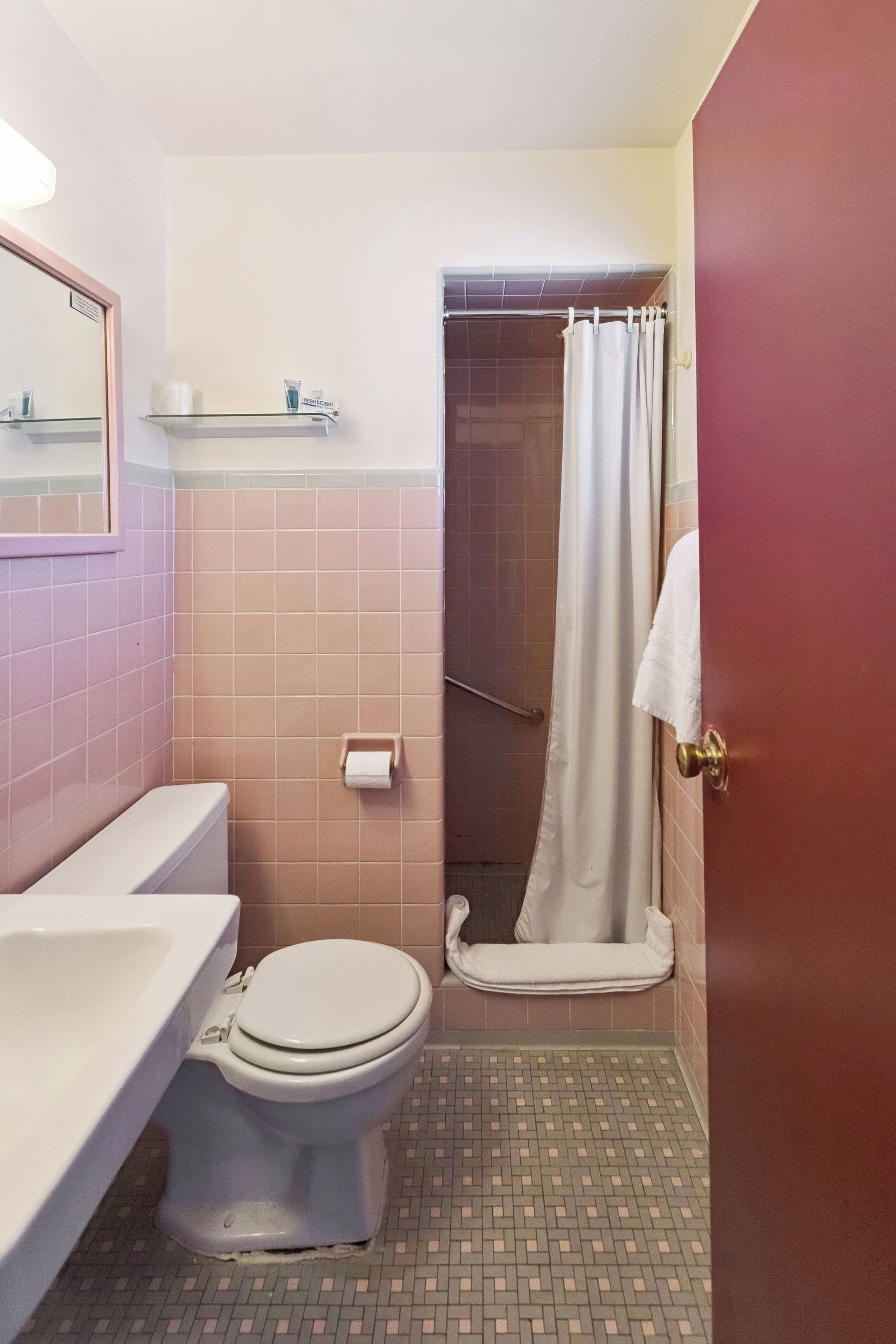 Chambre, non-fumeur (2 Full Beds) | Salle de bain | Ensemble baignoire-douche, articles de toilette (gratuits)