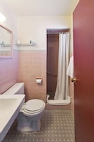 Quarto, para não fumantes (2 Full Beds) | Banheiro | Chuveiro/banheira combinados, produtos de toalete grátis