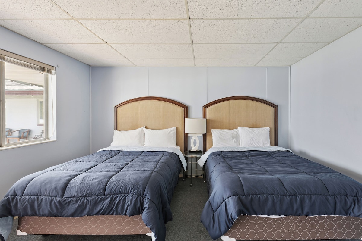 Kamar, Bebas Asap Rokok (2 Full Beds) | Setrika/meja setrika, Wi-Fi gratis, dan seprai linen