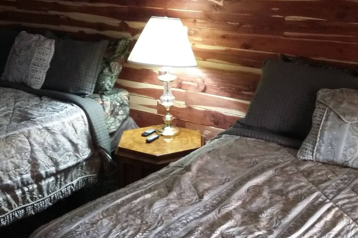Escritorio, wifi gratis y ropa de cama 
