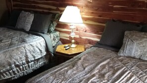 Desk, free WiFi, bed sheets - Headwaters Motel (Warsaw)