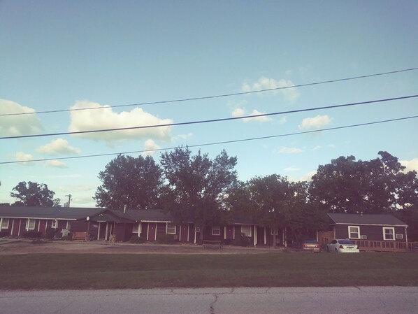 Front of property - Headwaters Motel (Warsaw)