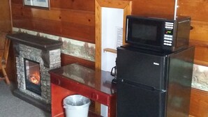 Cabin, 2 Double Beds | Mini-refrigerator - Headwaters Motel (Warsaw)