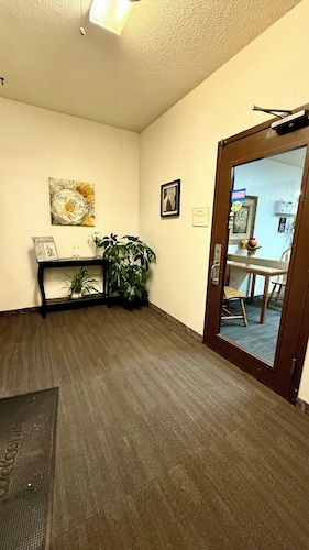 Clarion Hometown Inn