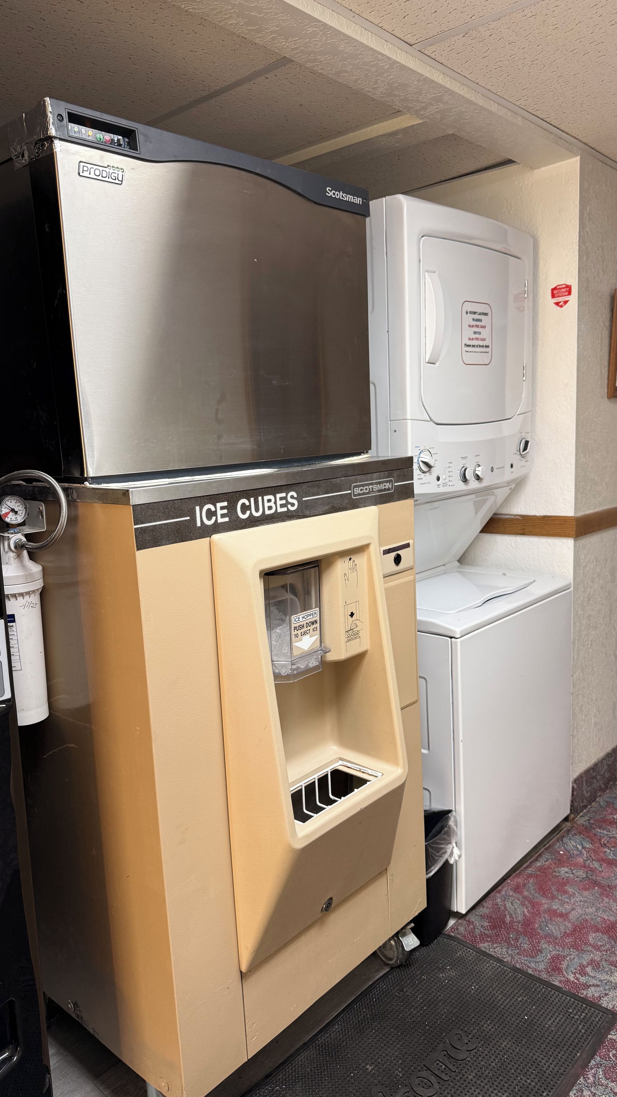 Ein Hotelzimmer mit Minibar, Waschmaschine und Trockner.