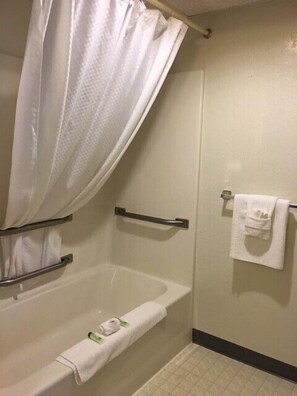 Combined shower/bathtub, free toiletries, hair dryer - Clarion Hometown Inn (Clarion)