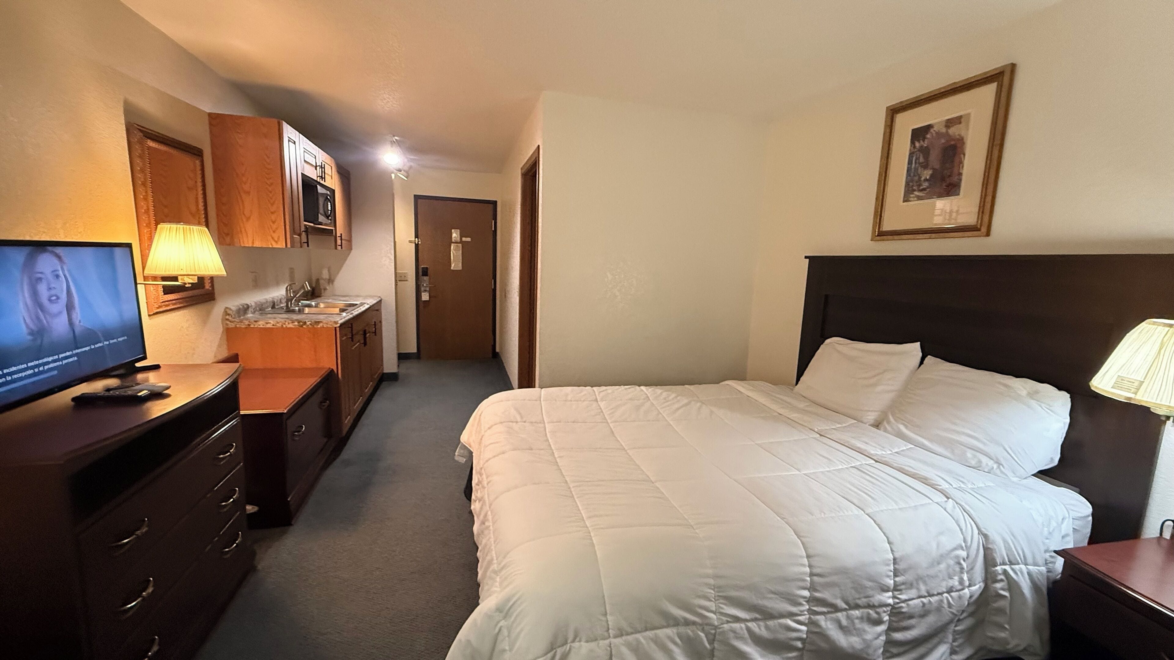 スタンダード ルーム クイーンベッド 1 台 禁煙 | デスク、遮光カーテン、アイロン / アイロン台、WiFi (無料)