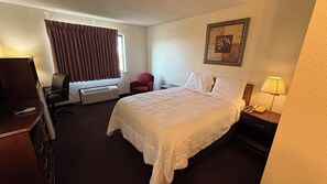 Quarto standard, 1 cama Queen, para não fumantes | Escrivaninha, cortinas blackout, ferros/tábuas de passar roupa