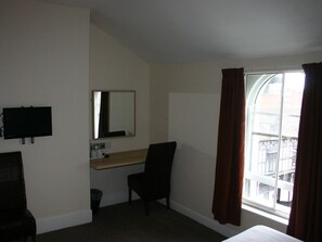 Chambre avec lits jumeaux, salle de bains attenante