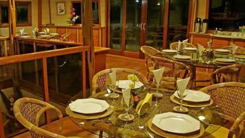 Breakfast, lunch and dinner served