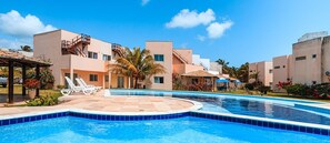 Una piscina al aire libre