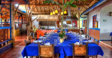 Se sirven desayunos, almuerzos y cenas; cocina regional