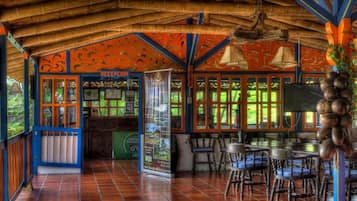 Breakfast, lunch, dinner served; Regional cuisine