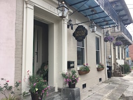 Un edificio histórico con un cartel que dice "W.G. Creole House" y el número "1724".