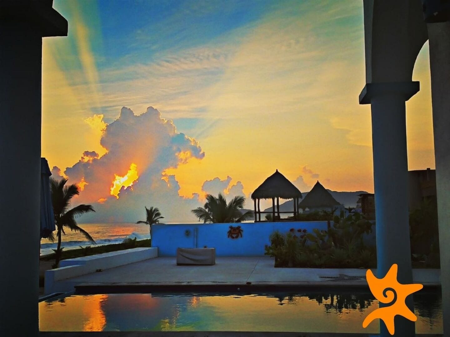 Ulkouima-allas avoinna 9.00–22.00, aurinkovarjoja, aurinkotuoleja