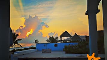 Ulkouima-allas avoinna 9.00–22.00, aurinkovarjoja, aurinkotuoleja