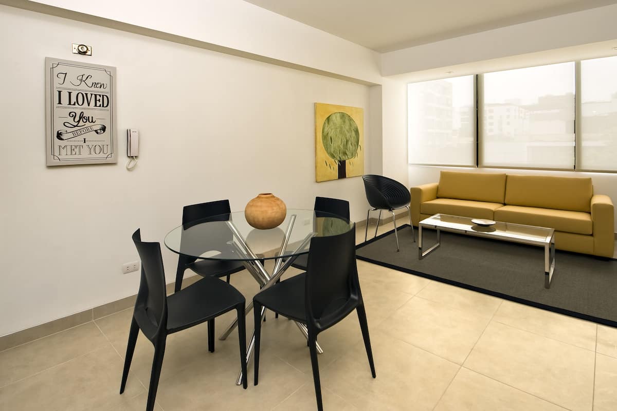 Departamento, 1 habitación | Caja de seguridad en la habitación y escritorio