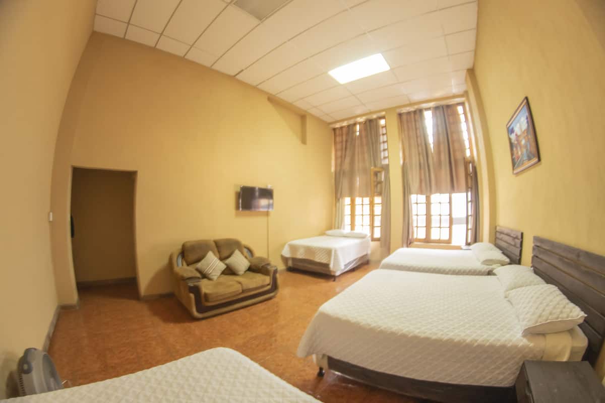 Chambre quadruple de base | Rideaux dâobscurcissement, accĂšs au Wi-Fi (inclus), literie fournie