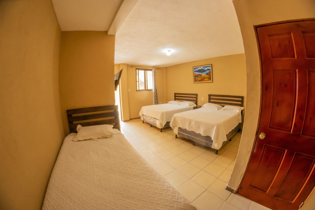 Chambre triple de base | Rideaux dâobscurcissement, accĂšs au Wi-Fi (inclus), literie fournie