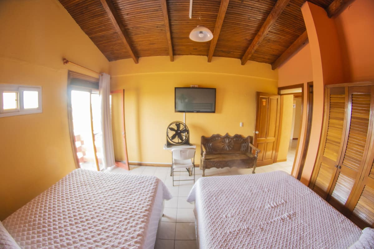 Rideaux dâobscurcissement, accĂšs au Wi-Fi (inclus), literie fournie