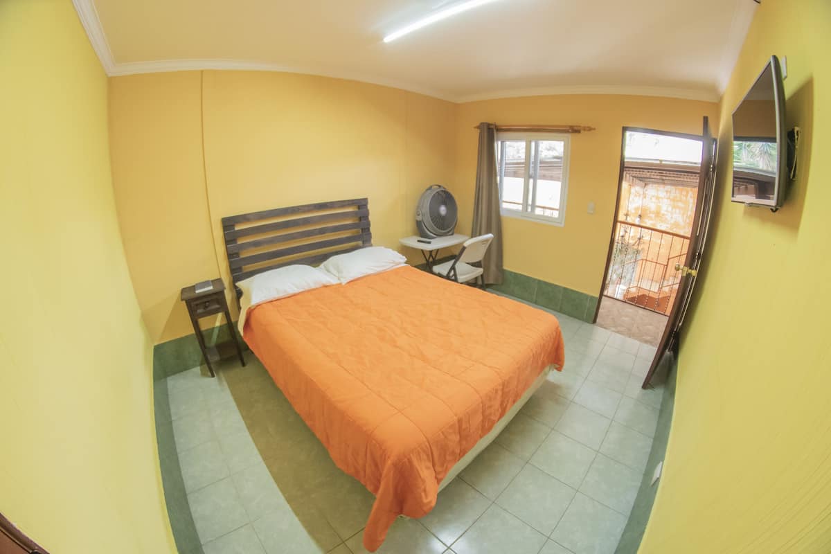 Chambre simple de base | Rideaux dâobscurcissement, accĂšs au Wi-Fi (inclus), literie fournie