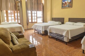 Cortinas blackout, wifi gratis y ropa de cama 
