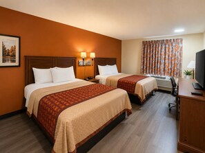 Standaard kamer, 2 queensize bedden, niet-roken | 1 slaapkamer, een bureau, een strijkplank/strijkijzer, gratis wifi