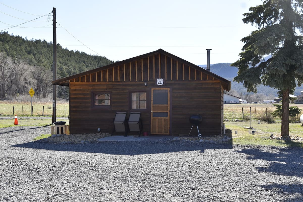 Route 66 Cabin (No pets) | 1 slaapkamer, individueel gedecoreerd, individueel gemeubileerd