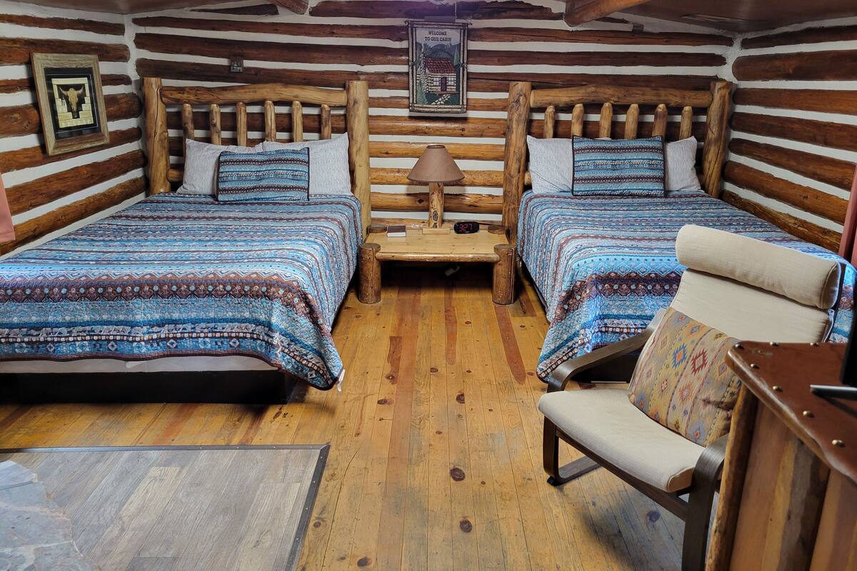 Southwest Cabin (Pet Friendly) | Aire de séjour | Téléviseur de 32 po avec télévision par satellite