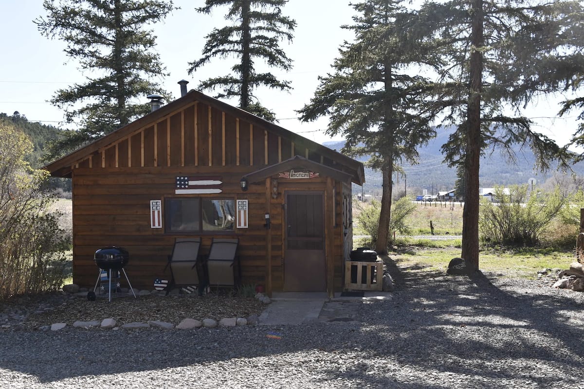 Americana Cabin (No Pets) | 1 slaapkamer, individueel gedecoreerd, individueel gemeubileerd
