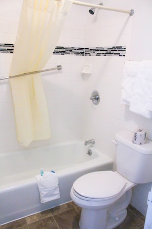 Ensemble douche/baignoire, articles de toilette gratuits