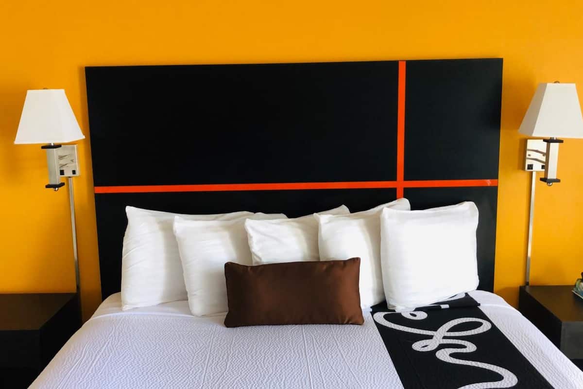 room, 1 king bed | free wifi, bed sheets