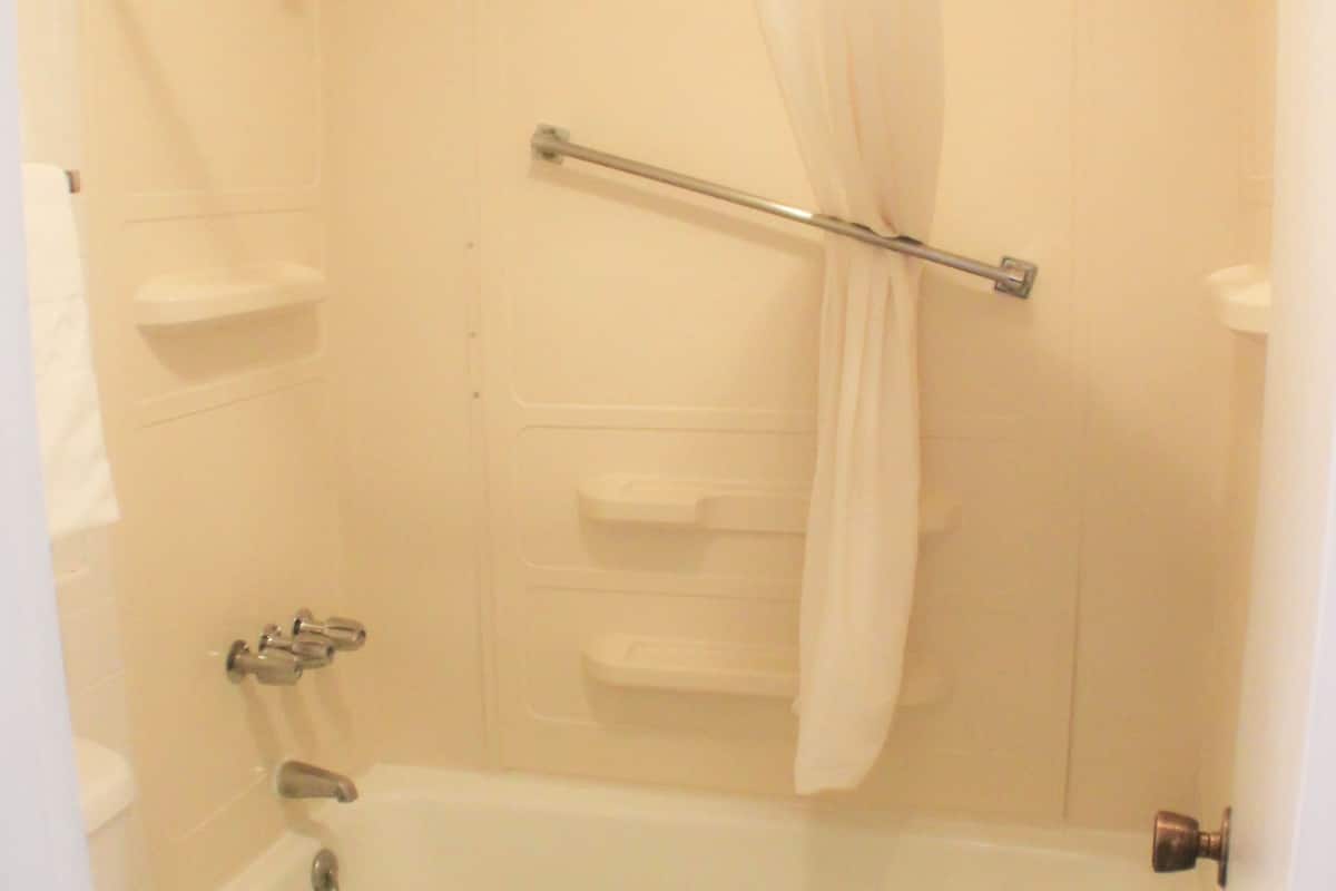 double room | bathroom | combined shower/bathtub, free toiletries, towels