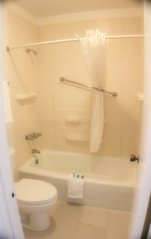Double Room | Bathroom | Combined shower/tub, free toiletries, towels