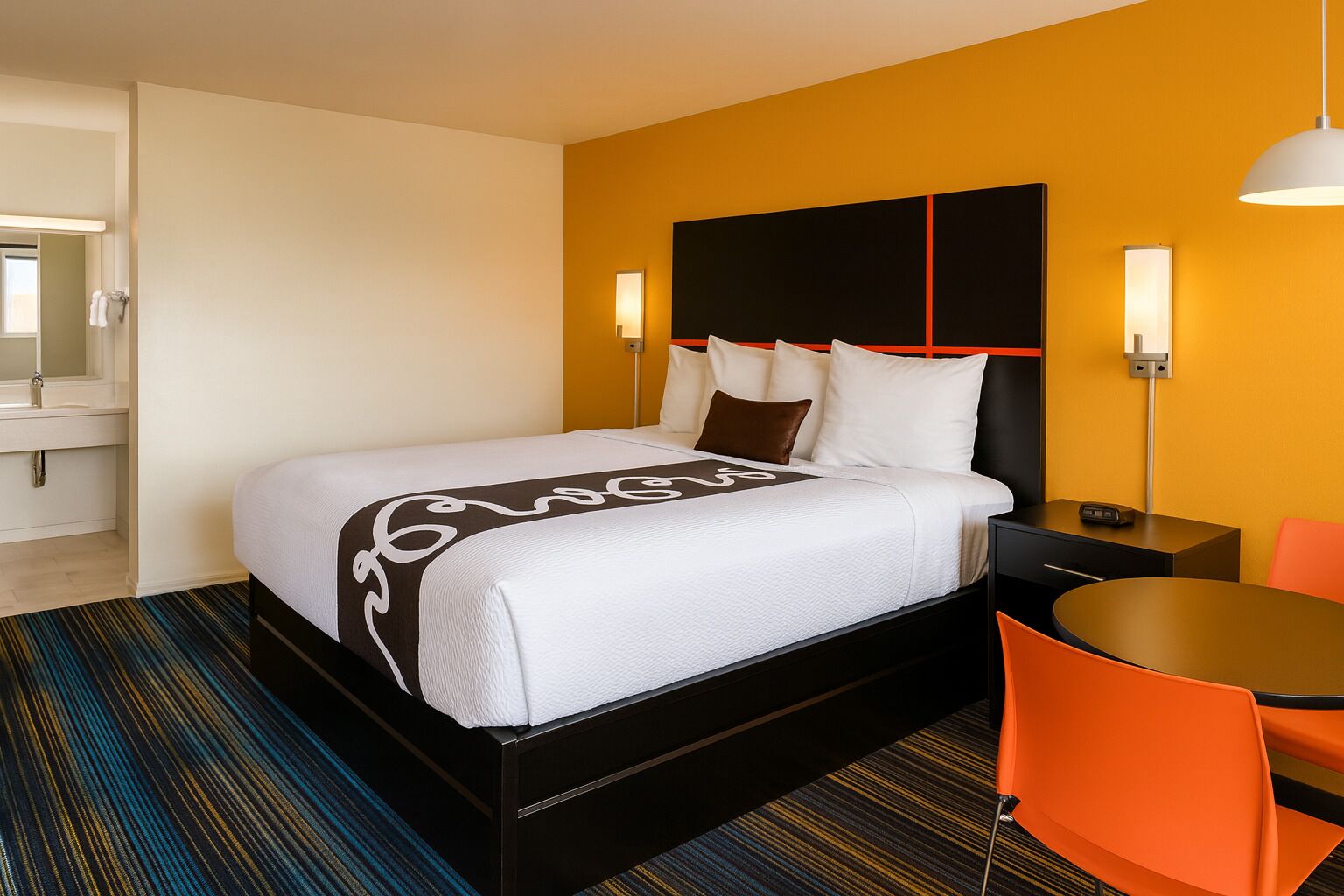 room, 1 king bed | bathroom | combined shower/bathtub, free toiletries, towels