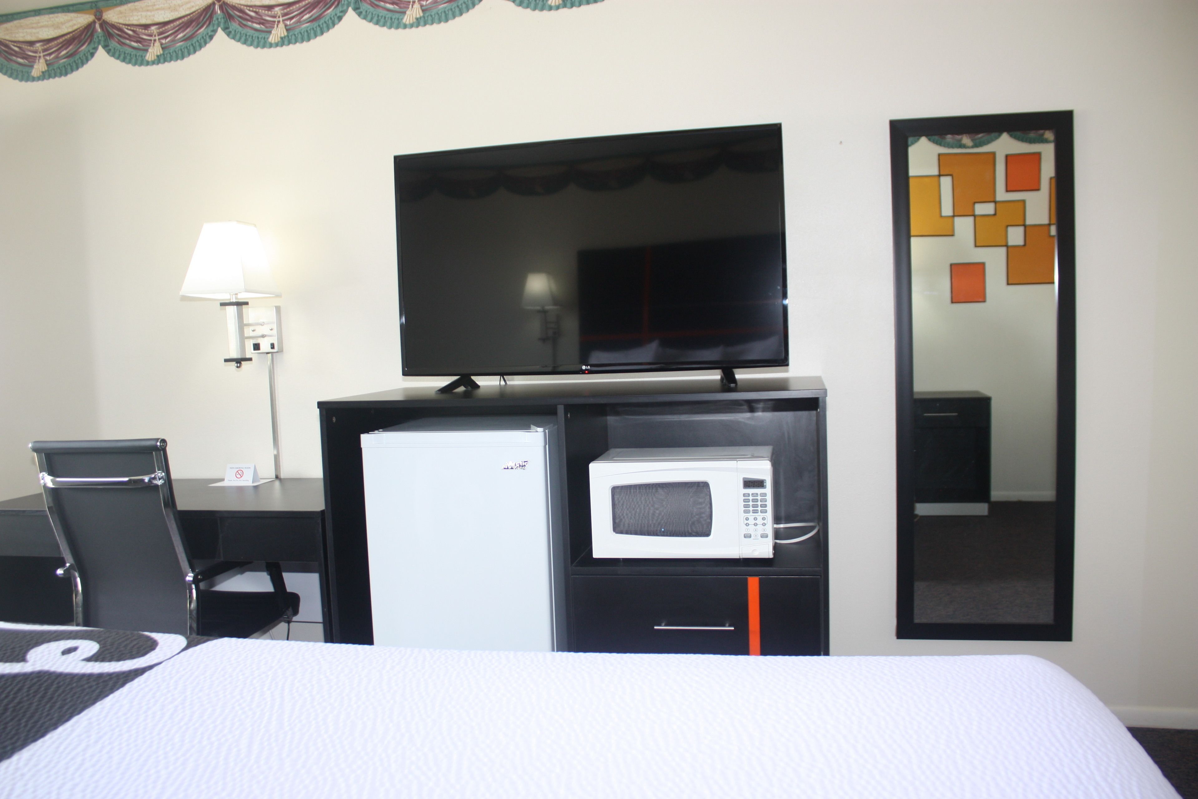 room, 1 king bed | television