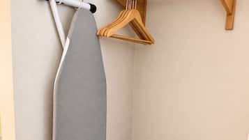 1 sovrum, skrivbord, strykjÀrn/strykbrÀda och gratis wi-fi