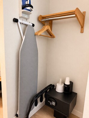 1 dormitorio, escritorio, tabla de planchar con plancha y wifi gratis