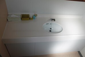 Combined shower/bathtub, free toiletries, hair dryer, slippers - Petit Hotel Gracey Tomamu (Shimukappu)